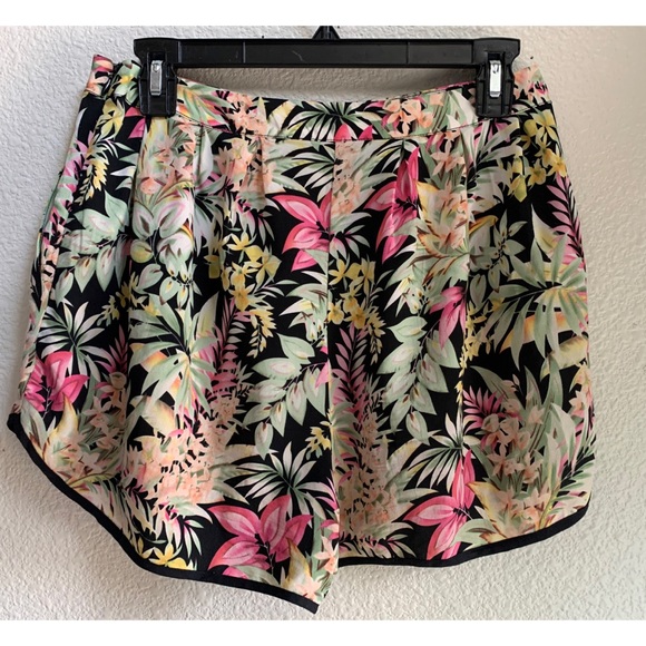 Flower Summer Shorts - Picture 2 of 3